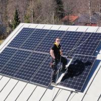 Asensimme Karjalohjalle vapaa-ajan asuntoon Napsin 10 paneelin 3,1 kW aurinkosähköjärjestelmän.